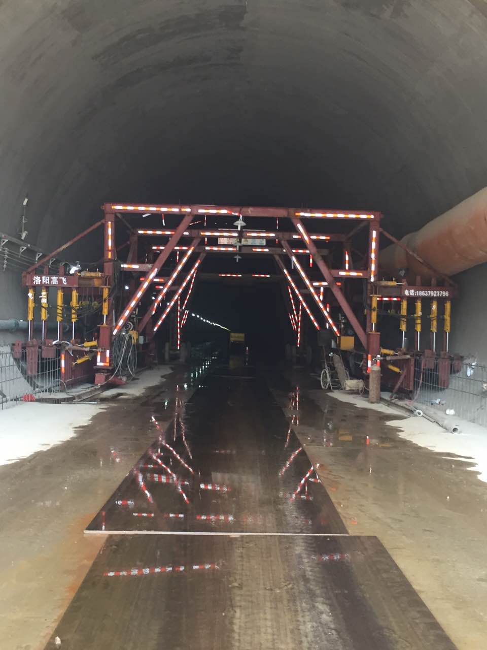 蒙華鐵路隧道自行式水溝電纜槽模板臺(tái)車(chē)完成拼裝